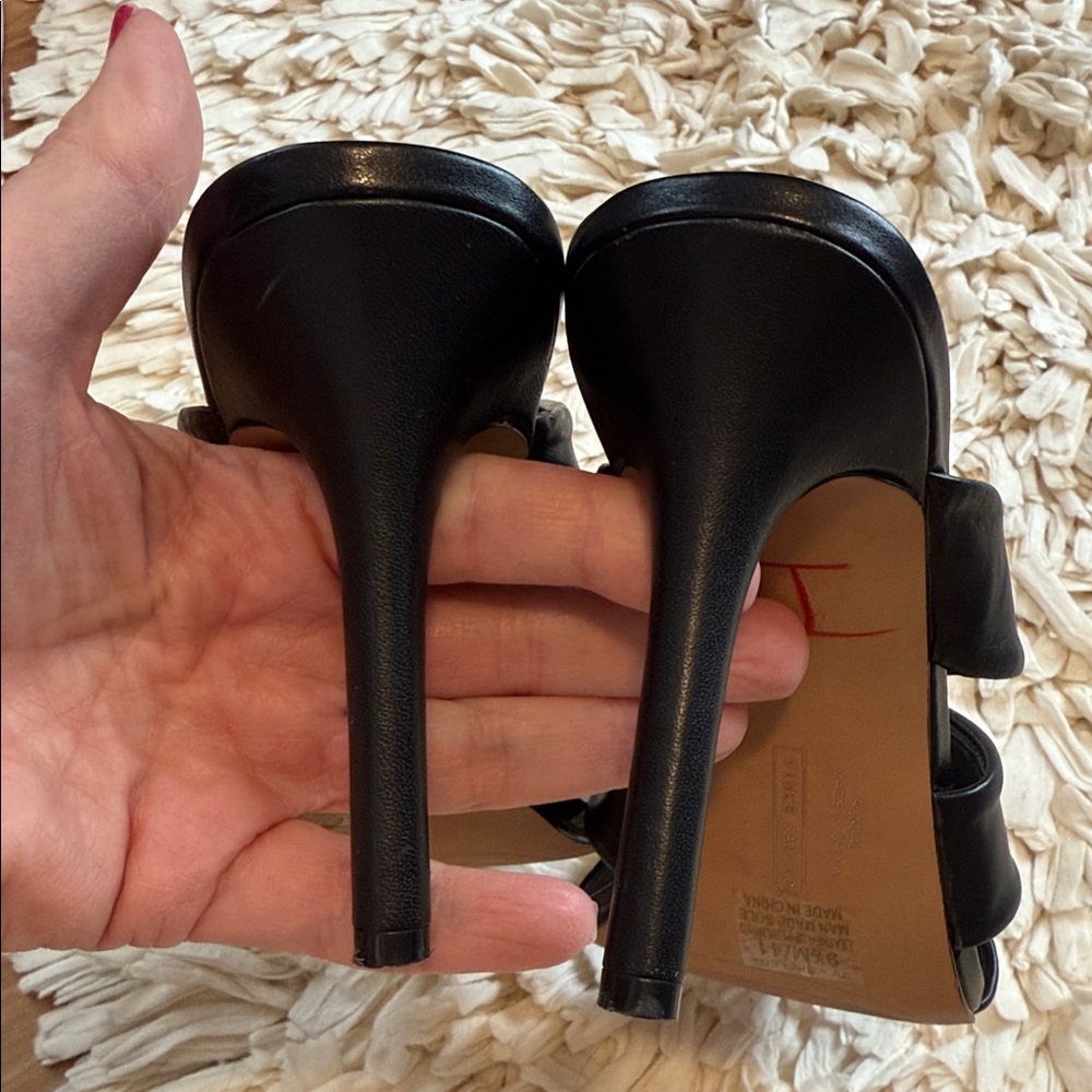 Vince Camuto black leather heels - Picture 5 of 8